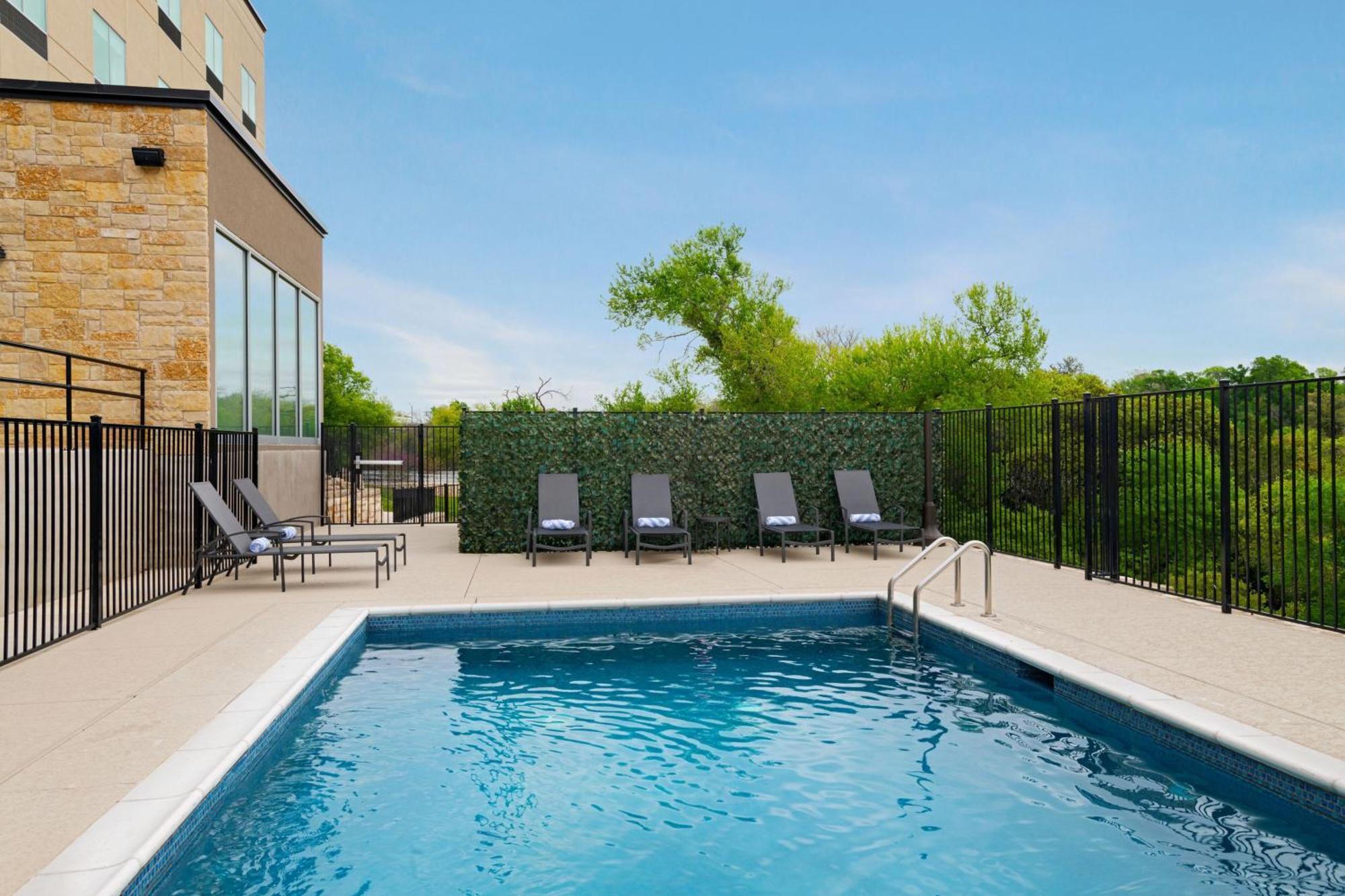 Fairfield By Marriott & Austin Hotel *